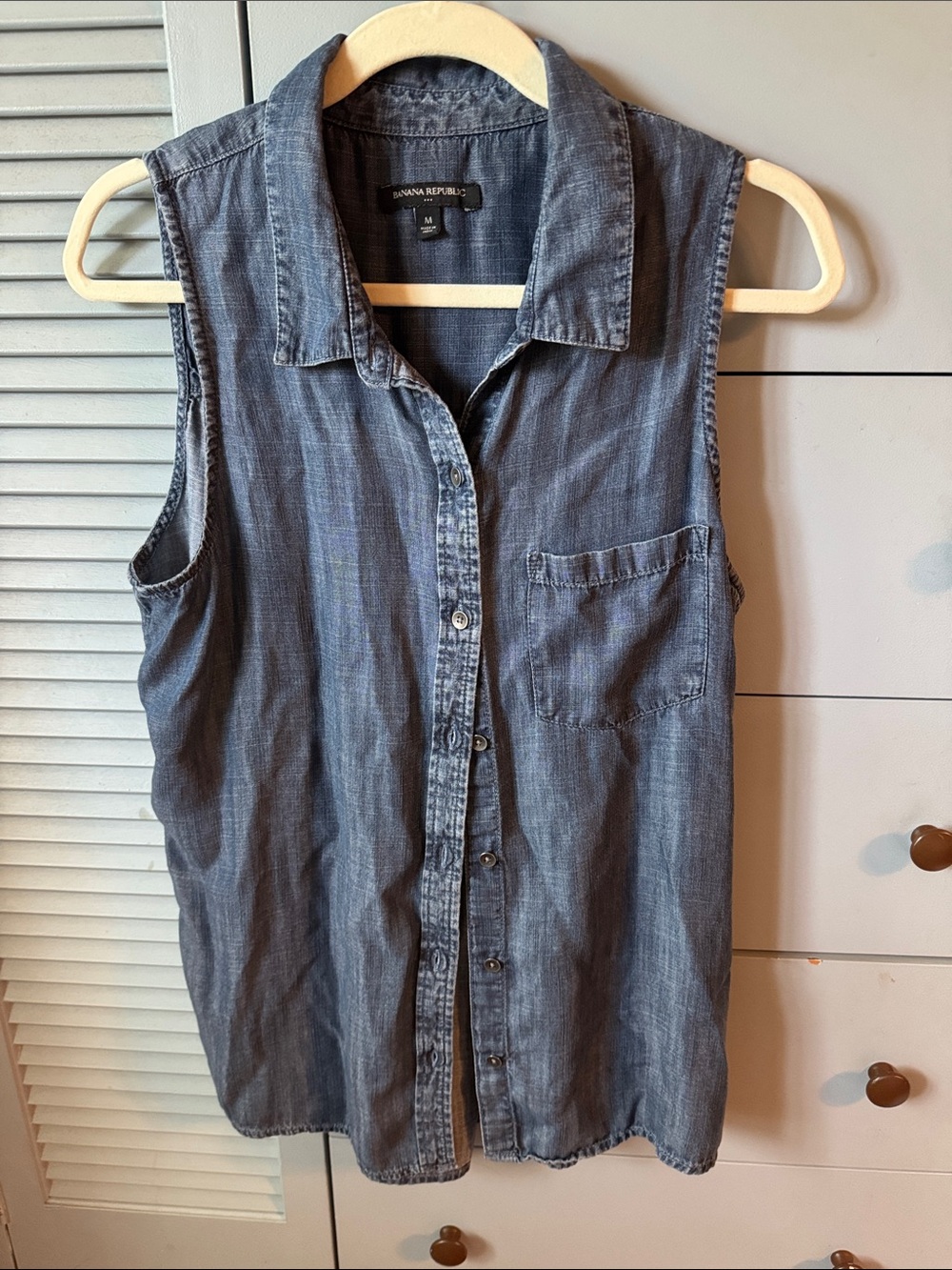 Banana Republic Sleeveless Chambray Button-Down Shirt in Light Denim Blue
